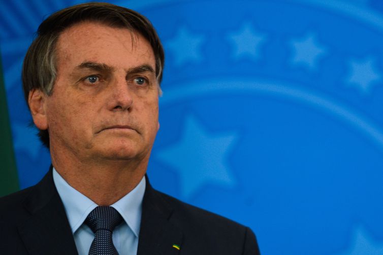 covid-19:-pais-precisa-ser-informado-sem-panico,-diz-bolsonaro